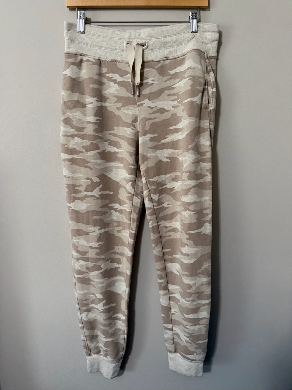 Athleta Balance Printed Joggers Camo Loungewear Women’s Size Medium Tall
